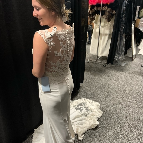 Bridalane Wedding Dress - Never Been Worn (size 6) - Picture 8 of 8